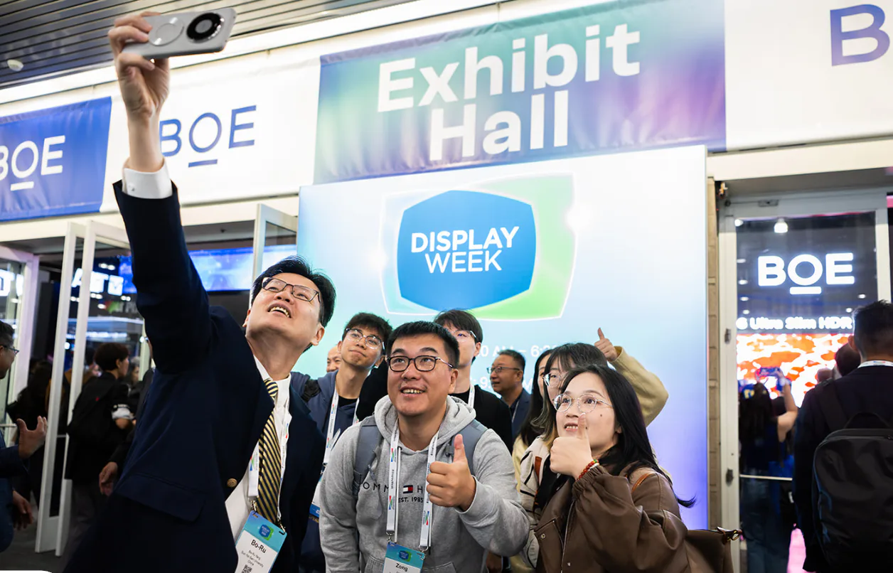 Attendees taking a selfie at Display Week